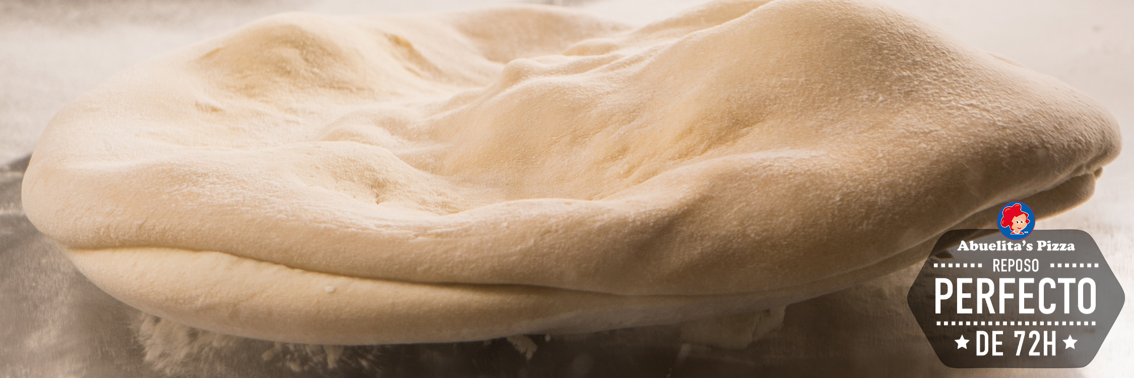 Imagen de una masa para pizza junto a la leyenda: Abuelitas Pizza repose perfecto de 72 horas